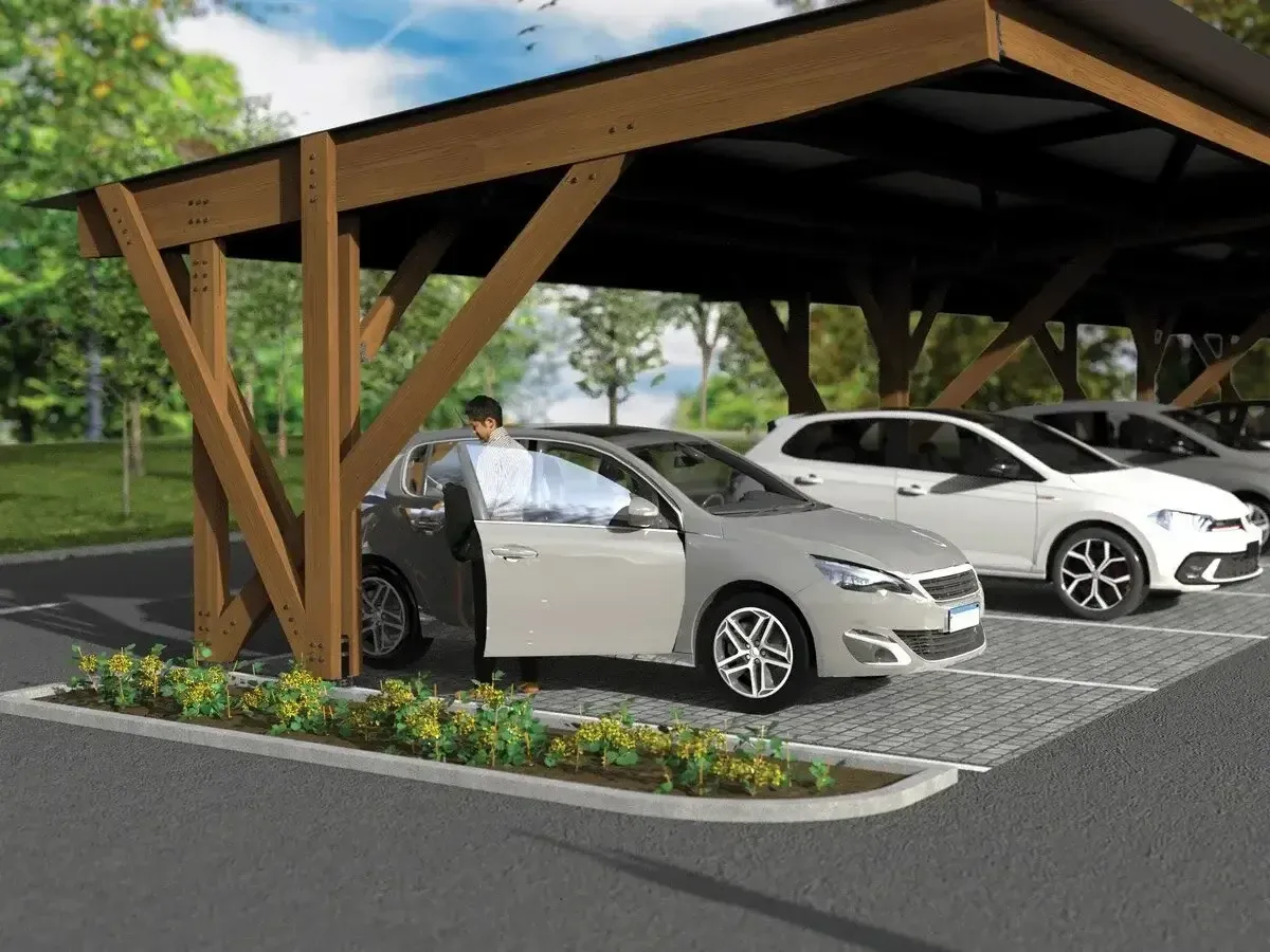 Une ombrière solaire en bois couvre les places d'un parking